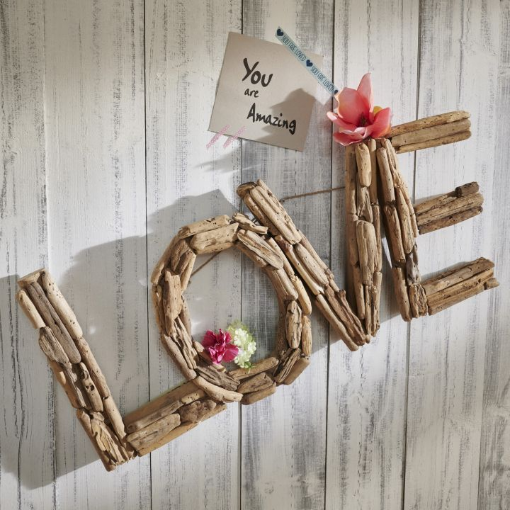Wanddeko „LOVE“ aus recyceltem Teakholz – Handgefertigtes Unikat aus Massivholz