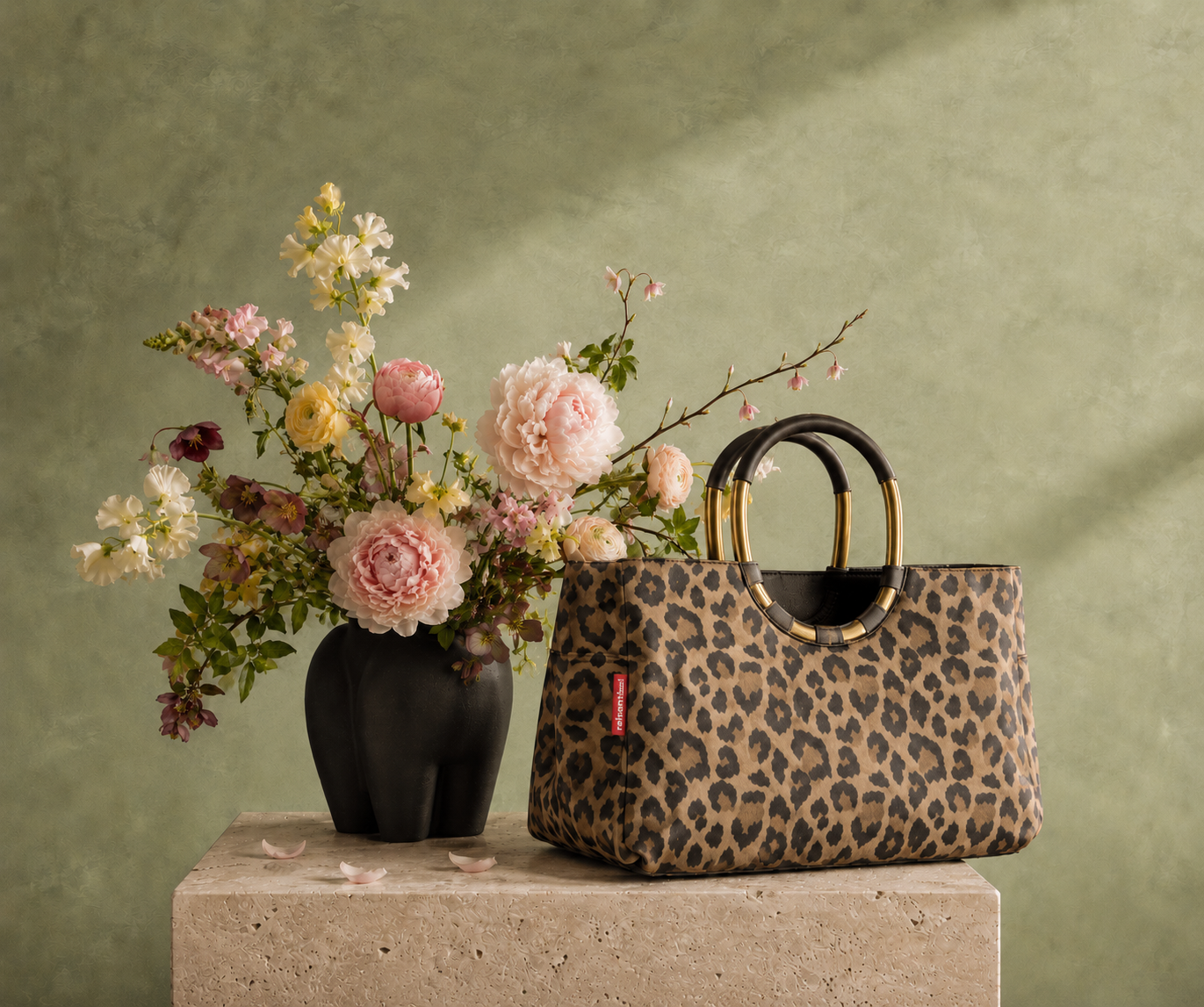 Ein stilvoll inszenierter Reisenthel Shopper mit Blumen zeigt, wie praktische Einkaufstaschen als moderne Alltagsbegleiter und dekorative Accessoires eingesetzt werden können.