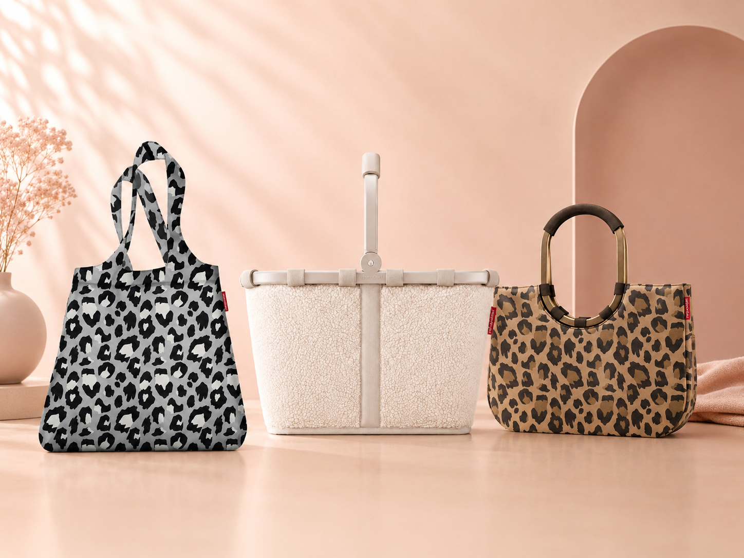 auf dem bild ist eine leofarbene mini/maxi bag, eine teddy carrybag und ein leo loopshopper von reisenthel