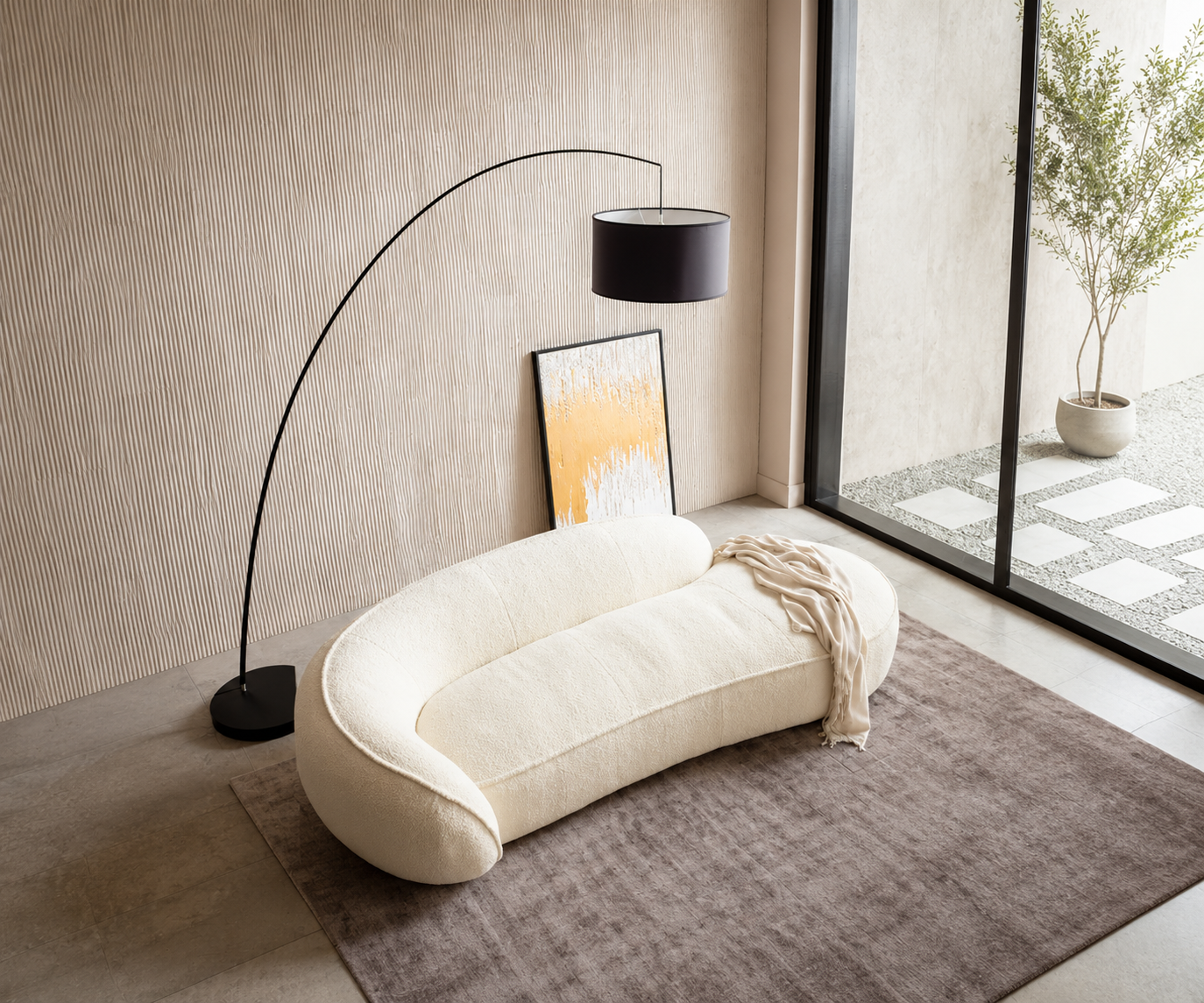 in diesem bild steht eine weiße couch von KARE plus eine Stehlampee