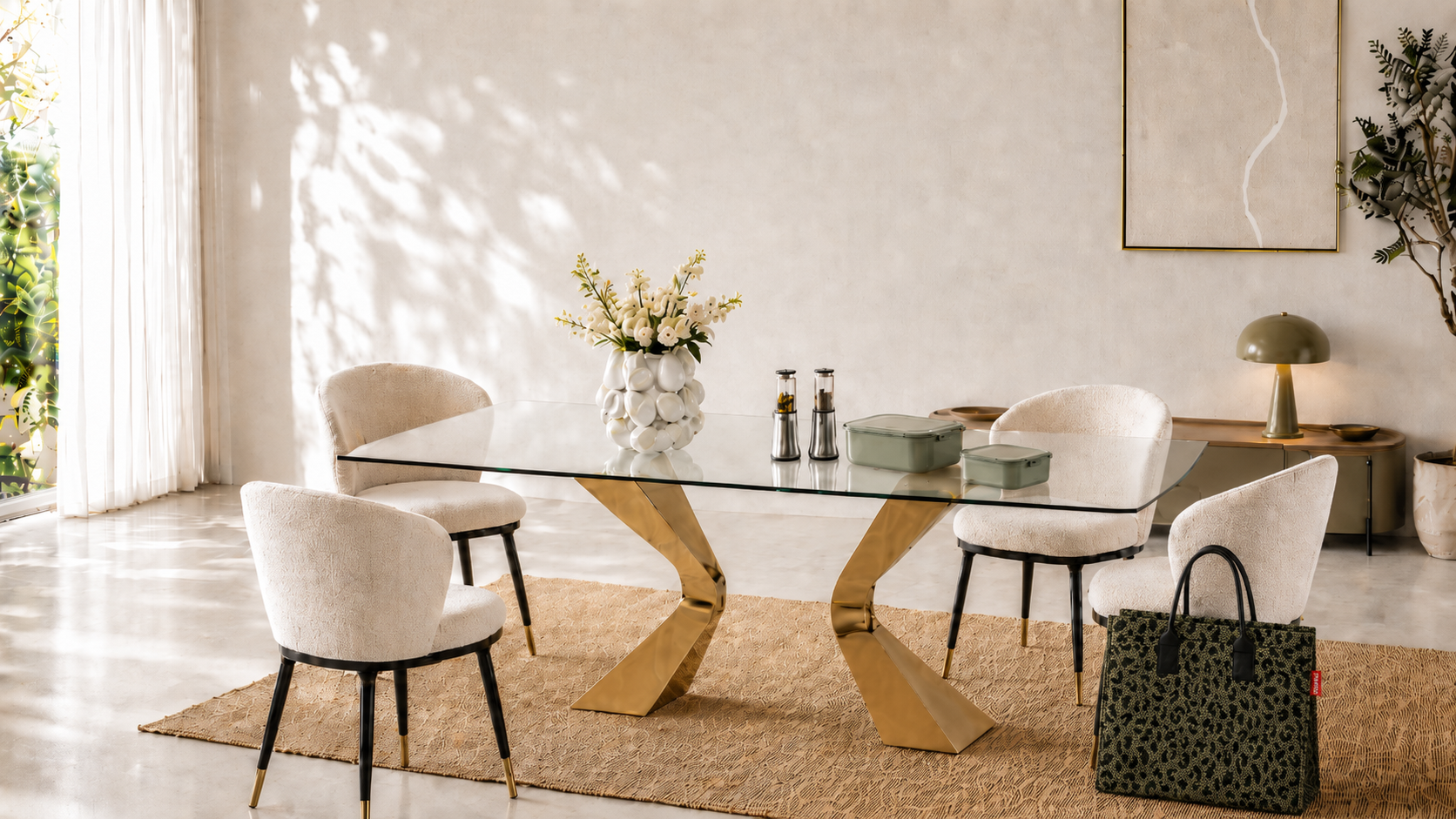 Ein moderner Essbereich mit hellen Möbeln, natürlichen Materialien und ausgewählten Wohnaccessoires zeigt aktuelle Einrichtungstrends für ein stilvolles Zuhause.