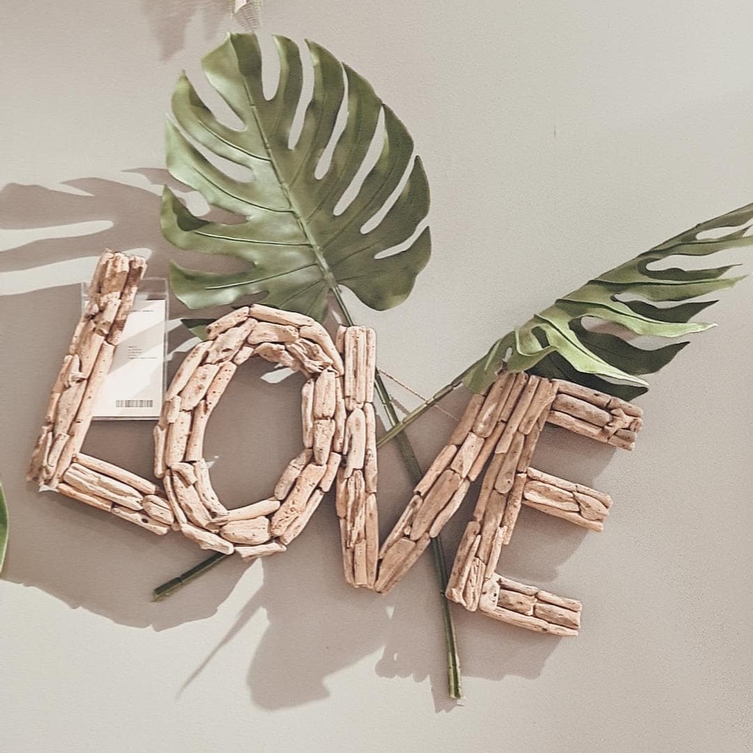 Wanddeko „LOVE“ aus recyceltem Teakholz – Handgefertigtes Unikat aus Massivholz