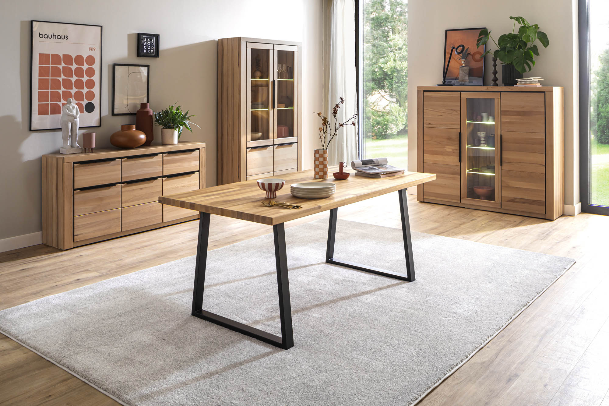 Vitrine schmal 1 Glastür oben und 1 Holztür unten - beidseitig anschlagbar - Buche massiv -  Broderick